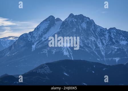 Schneebedeckte Zwillingsgipfel von Pedraforca im Winter, von Coll de Pal aus gesehen (Barcelona, Katalonien, Spanien, Pyrenäen) ESP: El Pedraforca nevado en invierno (Pirineos) Stockfoto