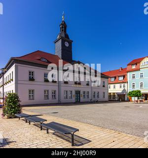 Bad Frankenhausen, Thüringen, Deutschland: Urbane Szene vor dem historischen Rathaus am Marktplatz, 14. August 2017. Stockfoto
