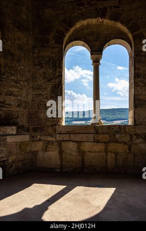 Göllingen, Thüringen, Deutschland - 14. August 2017: Blick durch ein Fenster des Westturms auf die romanische Klosterruine St. Wigbert. Stockfoto