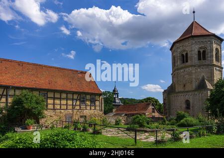 Göllingen, Thüringen, Deutschland - 14. August 2017: Ehemaliges Benediktinerkloster St. Wigbert in Göllingen bei Bad Frankenhausen im Kyffhäuserland. Stockfoto