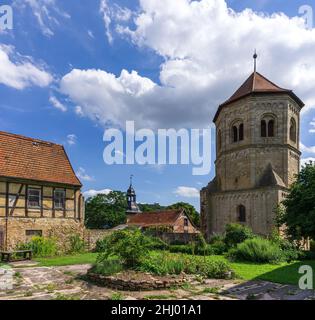 Göllingen, Thüringen, Deutschland - 14. August 2017: Ehemaliges Benediktinerkloster St. Wigbert in Göllingen bei Bad Frankenhausen im Kyffhäuserland. Stockfoto