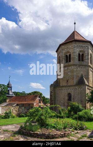 Göllingen, Thüringen, Deutschland - 14. August 2017: Ehemaliges Benediktinerkloster St. Wigbert in Göllingen bei Bad Frankenhausen im Kyffhäuserland. Stockfoto