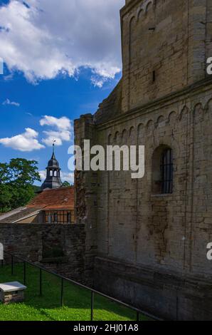 Göllingen, Thüringen, Deutschland - 14. August 2017: Ehemaliges Benediktinerkloster St. Wigbert in Göllingen bei Bad Frankenhausen im Kyffhäuserland. Stockfoto