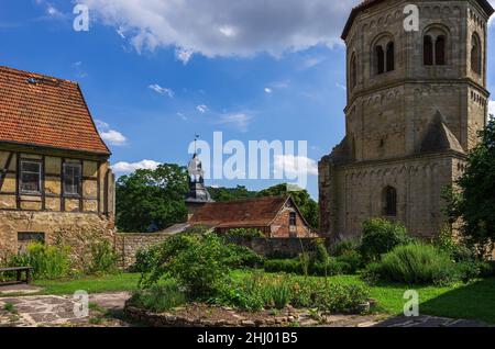 Göllingen, Thüringen, Deutschland - 14. August 2017: Ehemaliges Benediktinerkloster St. Wigbert in Göllingen bei Bad Frankenhausen im Kyffhäuserland. Stockfoto