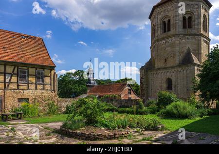 Göllingen, Thüringen, Deutschland - 14. August 2017: Ehemaliges Benediktinerkloster St. Wigbert in Göllingen bei Bad Frankenhausen im Kyffhäuserland. Stockfoto