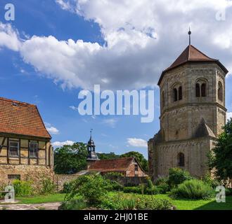 Göllingen, Thüringen, Deutschland - 14. August 2017: Ehemaliges Benediktinerkloster St. Wigbert in Göllingen bei Bad Frankenhausen im Kyffhäuserland. Stockfoto