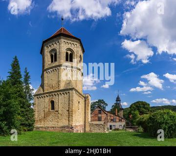 Göllingen, Thüringen, Deutschland - 14. August 2017: Ehemaliges Benediktinerkloster St. Wigbert in Göllingen bei Bad Frankenhausen im Kyffhäuserland. Stockfoto