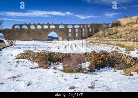 Morella-Aquädukt nach Schneefall im Winter (Provinz Castellón, Bundesland Valencia, Spanien) ESP: Acueducto de Morella tras una nevada, Com Valenciana Stockfoto