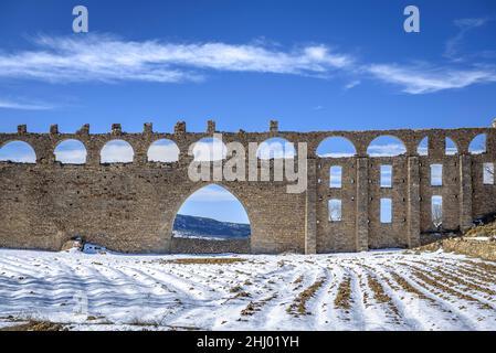 Morella-Aquädukt nach Schneefall im Winter (Provinz Castellón, Bundesland Valencia, Spanien) ESP: Acueducto de Morella tras una nevada, Com Valenciana Stockfoto