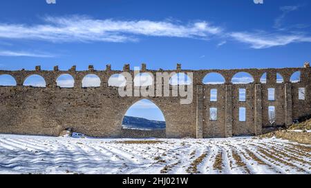 Morella-Aquädukt nach Schneefall im Winter (Provinz Castellón, Bundesland Valencia, Spanien) ESP: Acueducto de Morella tras una nevada, Com Valenciana Stockfoto