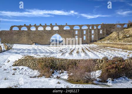 Morella-Aquädukt nach Schneefall im Winter (Provinz Castellón, Bundesland Valencia, Spanien) ESP: Acueducto de Morella tras una nevada, Com Valenciana Stockfoto