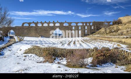 Morella-Aquädukt nach Schneefall im Winter (Provinz Castellón, Bundesland Valencia, Spanien) ESP: Acueducto de Morella tras una nevada, Com Valenciana Stockfoto