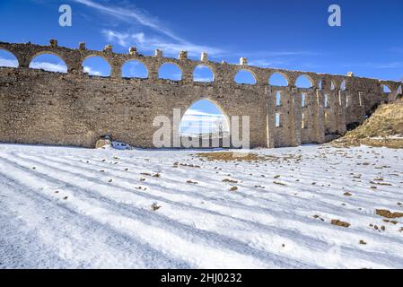 Morella-Aquädukt nach Schneefall im Winter (Provinz Castellón, Bundesland Valencia, Spanien) ESP: Acueducto de Morella tras una nevada, Com Valenciana Stockfoto