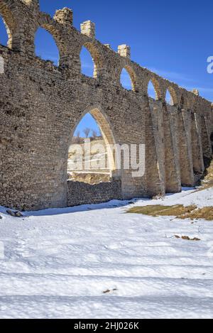 Morella-Aquädukt nach Schneefall im Winter (Provinz Castellón, Bundesland Valencia, Spanien) ESP: Acueducto de Morella tras una nevada, Com Valenciana Stockfoto