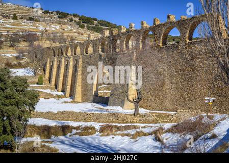 Morella-Aquädukt nach Schneefall im Winter (Provinz Castellón, Bundesland Valencia, Spanien) ESP: Acueducto de Morella tras una nevada, Com Valenciana Stockfoto