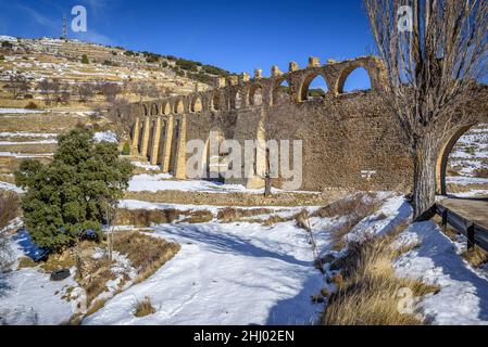 Morella-Aquädukt nach Schneefall im Winter (Provinz Castellón, Bundesland Valencia, Spanien) ESP: Acueducto de Morella tras una nevada, Com Valenciana Stockfoto