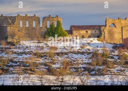 Morella Aquädukt bei Sonnenuntergang im Winter, nach Schneefall (Provinz Castellón, Bundesland Valencia, Spanien) ESP: Acueducto de Morella al atardecer Valencia Stockfoto