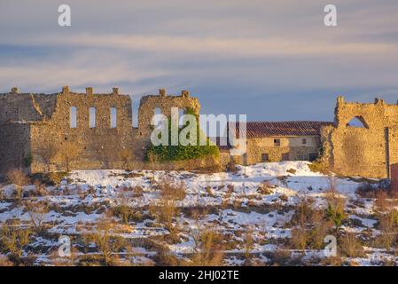 Morella Aquädukt bei Sonnenuntergang im Winter, nach Schneefall (Provinz Castellón, Bundesland Valencia, Spanien) ESP: Acueducto de Morella al atardecer Valencia Stockfoto