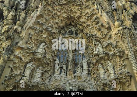 Skulpturen von Etsuro Sotoo auf der façade Geburtskirche der Basilika Sagrada Familia (Barcelona, Katalonien, Spanien) ESP: Esculturas de Etsuro Sotoo Stockfoto