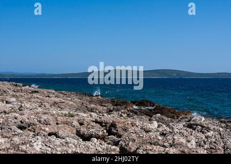 Küste mit Blick auf das Meer und die Berge in Ivan Dolac auf der Insel Hvar Stockfoto