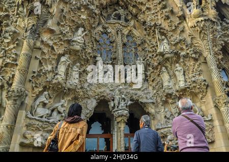 Skulpturen von Etsuro Sotoo auf der façade Geburtskirche der Basilika Sagrada Familia (Barcelona, Katalonien, Spanien) ESP: Esculturas de Etsuro Sotoo Stockfoto