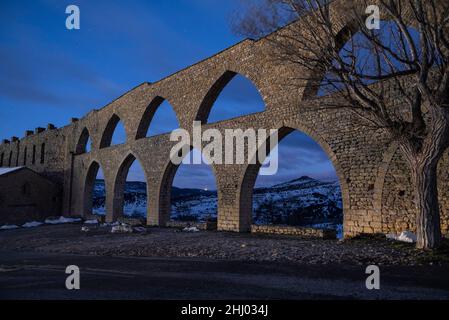 Morella-Aquädukt am frühen Morgen und zur blauen Stunde (Provinz Castellón, Bundesland Valencia, Spanien) ESP: Acueducto de Morella en hora azul (Valencia) Stockfoto