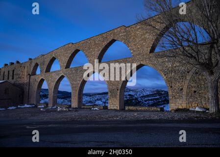 Morella-Aquädukt am frühen Morgen und zur blauen Stunde (Provinz Castellón, Bundesland Valencia, Spanien) ESP: Acueducto de Morella en hora azul (Valencia) Stockfoto