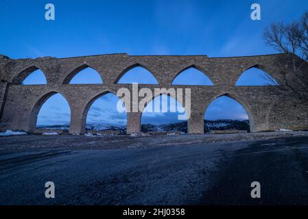 Morella-Aquädukt am frühen Morgen und zur blauen Stunde (Provinz Castellón, Bundesland Valencia, Spanien) ESP: Acueducto de Morella en hora azul (Valencia) Stockfoto