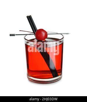 Ein Glas Manhattan-Cocktail auf weißem Hintergrund Stockfoto