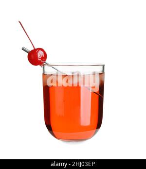 Ein Glas Manhattan Cocktail mit Kirsche und Eis auf weißem Hintergrund Stockfoto