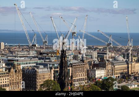 Detaillierte Landschaftsansicht von Edinburgh mit Blick auf die Princess Street, das Scott Monument und die Stadt mit den Kranichen und die vierte Mündung. Stockfoto