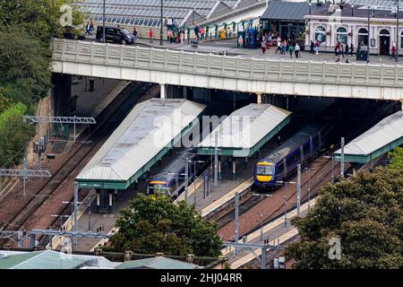 Blick nach unten am Eingang zum Bahnhof Edinburgh Waverley, Züge mit dem Buchungsbüro und Fußgänger auf der Waverley Bridge. Stockfoto