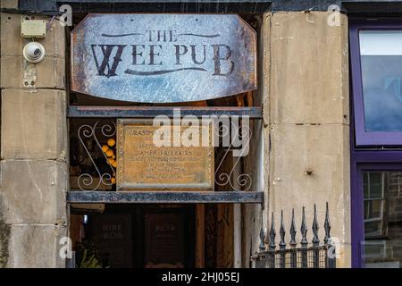 Detailliertes Bild des Eingangs zum ‘Wee Pub’ auf dem historischen Grassmarket in der Stadt Edinburgh. Stockfoto