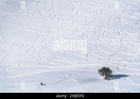 Winterskifahrspuren auf Schnee in Baqueira-Beret, am Bergpass Port de la Bonaigua (Pallars Sobirà, Lleida, Katalonien, Spanien, Pyrenäen) Stockfoto