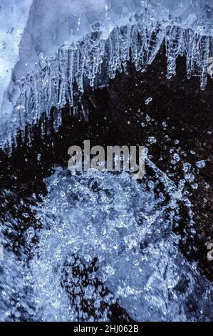 Schnee- und Eisdetails im Cabanes-Fluss im Gerdar-Wald im Winter (Nationalpark Aigüestortes i Estany de Sant Maurici, Katalonien, Spanien) Stockfoto