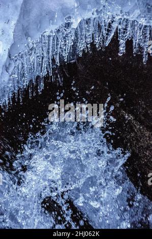 Schnee- und Eisdetails im Cabanes-Fluss im Gerdar-Wald im Winter (Nationalpark Aigüestortes i Estany de Sant Maurici, Katalonien, Spanien) Stockfoto