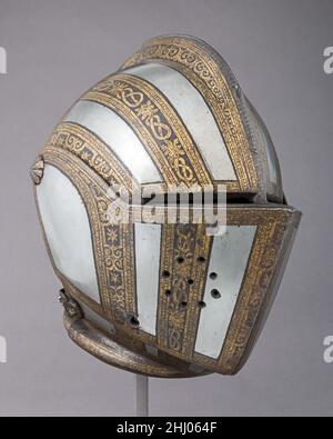 Helm für Fußkampf schließen ca. 1600–1610 dem Meister des Schlosses zugeschrieben Mark Italienisch dieser Helm wurde für den Einsatz bei einem Turnier bestimmt, das zu Fuß über eine hüfthohe Barriere geführt wurde. Da es für das Turnier gemacht wurde, ist es etwa doppelt so schwer wie ein Kampfhelm der gleichen Zeit. Die Präsenz des markanten Savoyen-Knotens, eines Emblems des Verkündigungsordens, deutet darauf hin, dass der Helm für ein Mitglied des Hauses Savoyen, vielleicht Herzog Emanuele Filiberto (1588–1624), angefertigt wurde. Eine komplette Rüstung für Fußkämpfe mit identischer Dekoration befindet sich im Museo Civico, Bre Stockfoto