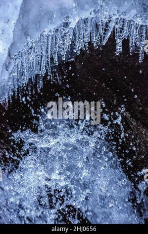 Schnee- und Eisdetails im Cabanes-Fluss im Gerdar-Wald im Winter (Nationalpark Aigüestortes i Estany de Sant Maurici, Katalonien, Spanien) Stockfoto