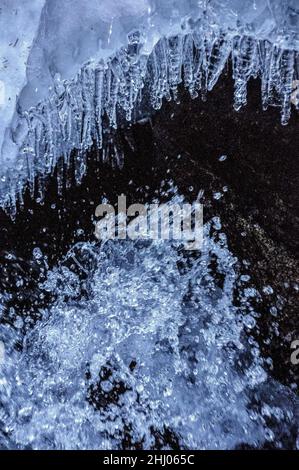 Schnee- und Eisdetails im Cabanes-Fluss im Gerdar-Wald im Winter (Nationalpark Aigüestortes i Estany de Sant Maurici, Katalonien, Spanien) Stockfoto