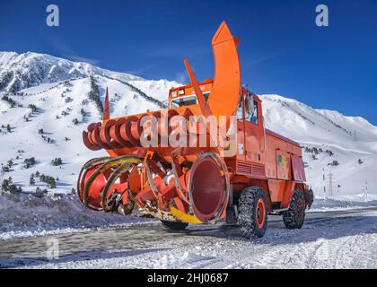 Schneepflug im Winter am Port de la Bonaigua Pass (Pallars Sobirà, Lleida, Katalonien, Spanien, Pyrenäen) ESP: Máquina quitanieves en invierno Stockfoto