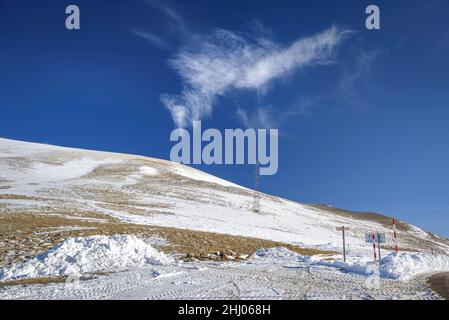 Schneebedeckter Bergpass Coll de Pal im Winter (Barcelona, Katalonien, Spanien, Pyrenäen) ESP: Collado de Montaña del Coll de Pal nevado en invierno, Pirineos Stockfoto