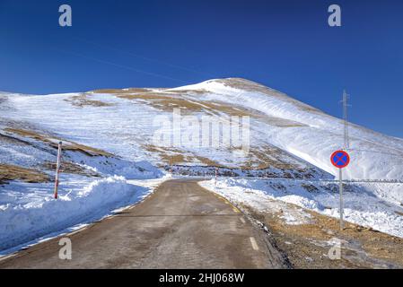 Schneebedeckter Bergpass Coll de Pal im Winter (Barcelona, Katalonien, Spanien, Pyrenäen) ESP: Collado de Montaña del Coll de Pal nevado en invierno, Pirineos Stockfoto