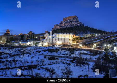 Morella mittelalterliche Stadt in einer blauen Winterstunde / Dämmerung, nach einem Schneefall (Provinz Castellón, Bundesland Valencia, Spanien) ESP: Vista de Morella, Valencia Stockfoto