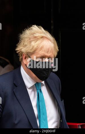 London, Großbritannien. 26. Januar 2022. Boris Johnson, Premierminister, verlässt die Downing Street 10, um Fragen des Premierministers (PMQs) im Unterhaus zu stellen. Der Premierminister steht unter dem Druck von Abgeordneten, auf Fragen zu Parteien zu antworten, die seit dem 20. Mai 2020 in der Downing Street abgehalten wurden, zu einer Zeit, in der die britischen Sperren soziale Versammlungen verboten hatten. Die Metropolitan Police untersucht die Parteien auf der Grundlage von Informationen des Untersuchungsteams des Kabinetts, das von der Beamtin, der Beamtin, der Polizeibeamten, der Polizeidirektion, geleitet wird. Die Veröffentlichung von Herrn Grays Bericht steht unmittelbar bevor. Kredit: Stephen Chung / Alamy Live Nachrichten Stockfoto