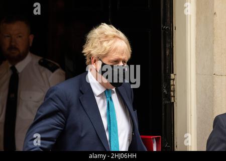 London, Großbritannien. 26. Januar 2022. Boris Johnson, Premierminister, verlässt die Downing Street 10, um Fragen des Premierministers (PMQs) im Unterhaus zu stellen. Der Premierminister steht unter dem Druck von Abgeordneten, auf Fragen zu Parteien zu antworten, die seit dem 20. Mai 2020 in der Downing Street abgehalten wurden, zu einer Zeit, in der die britischen Sperren soziale Versammlungen verboten hatten. Die Metropolitan Police untersucht die Parteien auf der Grundlage von Informationen des Untersuchungsteams des Kabinetts, das von der Beamtin, der Beamtin, der Polizeibeamten, der Polizeidirektion, geleitet wird. Die Veröffentlichung von Herrn Grays Bericht steht unmittelbar bevor. Kredit: Stephen Chung / Alamy Live Nachrichten Stockfoto