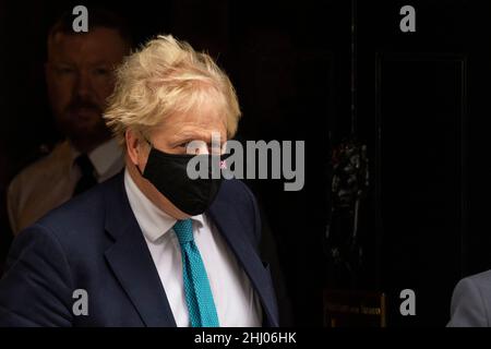 London, Großbritannien. 26. Januar 2022. Boris Johnson, Premierminister, verlässt die Downing Street 10, um Fragen des Premierministers (PMQs) im Unterhaus zu stellen. Der Premierminister steht unter dem Druck von Abgeordneten, auf Fragen zu Parteien zu antworten, die seit dem 20. Mai 2020 in der Downing Street abgehalten wurden, zu einer Zeit, in der die britischen Sperren soziale Versammlungen verboten hatten. Die Metropolitan Police untersucht die Parteien auf der Grundlage von Informationen des Untersuchungsteams des Kabinetts, das von der Beamtin, der Beamtin, der Polizeibeamten, der Polizeidirektion, geleitet wird. Die Veröffentlichung von Herrn Grays Bericht steht unmittelbar bevor. Kredit: Stephen Chung / Alamy Live Nachrichten Stockfoto