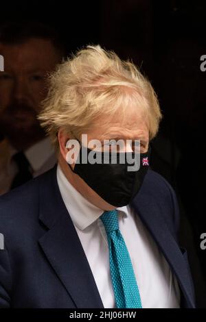 London, Großbritannien. 26. Januar 2022. Boris Johnson, Premierminister, verlässt die Downing Street 10, um Fragen des Premierministers (PMQs) im Unterhaus zu stellen. Der Premierminister steht unter dem Druck von Abgeordneten, auf Fragen zu Parteien zu antworten, die seit dem 20. Mai 2020 in der Downing Street abgehalten wurden, zu einer Zeit, in der die britischen Sperren soziale Versammlungen verboten hatten. Die Metropolitan Police untersucht die Parteien auf der Grundlage von Informationen des Untersuchungsteams des Kabinetts, das von der Beamtin, der Beamtin, der Polizeibeamten, der Polizeidirektion, geleitet wird. Die Veröffentlichung von Herrn Grays Bericht steht unmittelbar bevor. Kredit: Stephen Chung / Alamy Live Nachrichten Stockfoto