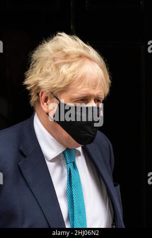 London, Großbritannien. 26. Januar 2022. Boris Johnson, Premierminister, verlässt die Downing Street 10, um Fragen des Premierministers (PMQs) im Unterhaus zu stellen. Der Premierminister steht unter dem Druck von Abgeordneten, auf Fragen zu Parteien zu antworten, die seit dem 20. Mai 2020 in der Downing Street abgehalten wurden, zu einer Zeit, in der die britischen Sperren soziale Versammlungen verboten hatten. Die Metropolitan Police untersucht die Parteien auf der Grundlage von Informationen des Untersuchungsteams des Kabinetts, das von der Beamtin, der Beamtin, der Polizeibeamten, der Polizeidirektion, geleitet wird. Die Veröffentlichung von Herrn Grays Bericht steht unmittelbar bevor. Kredit: Stephen Chung / Alamy Live Nachrichten Stockfoto