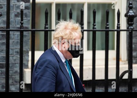 London, Großbritannien. 26. Januar 2022. Boris Johnson, Premierminister, verlässt die Downing Street 10, um Fragen des Premierministers (PMQs) im Unterhaus zu stellen. Der Premierminister steht unter dem Druck von Abgeordneten, auf Fragen zu Parteien zu antworten, die seit dem 20. Mai 2020 in der Downing Street abgehalten wurden, zu einer Zeit, in der die britischen Sperren soziale Versammlungen verboten hatten. Die Metropolitan Police untersucht die Parteien auf der Grundlage von Informationen des Untersuchungsteams des Kabinetts, das von der Beamtin, der Beamtin, der Polizeibeamten, der Polizeidirektion, geleitet wird. Die Veröffentlichung von Herrn Grays Bericht steht unmittelbar bevor. Kredit: Stephen Chung / Alamy Live Nachrichten Stockfoto