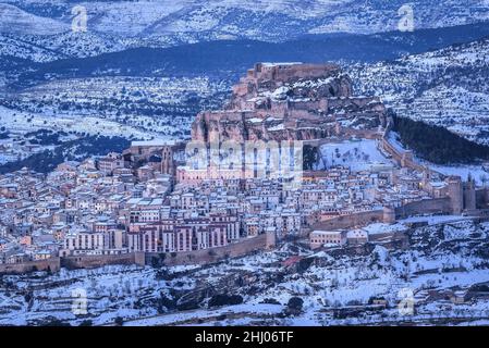 Morella mittelalterliche Stadt in einer blauen Winterstunde, nach einem Schneefall (Provinz Castellón, Bundesland Valencia, Spanien) ESP: Vista de Morella, Valencia, España Stockfoto